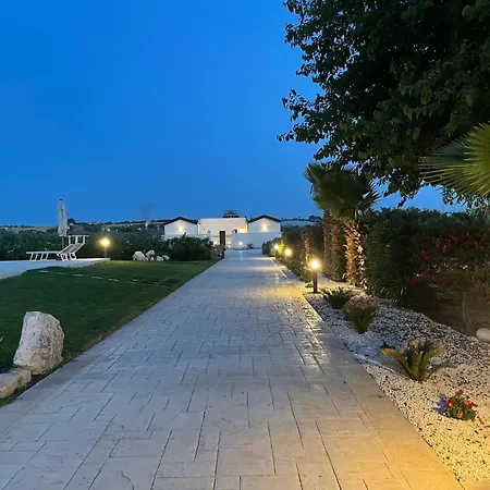 In Mit Terrasse- Gemeinsamem Pool Und Garten By Interhome Daire Noto