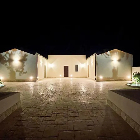 In Mit Terrasse- Gemeinsamem Pool Und Garten By Interhome Daire Noto