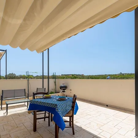 In Mit Terrasse- Gemeinsamem Pool Und Garten By Interhome * Noto