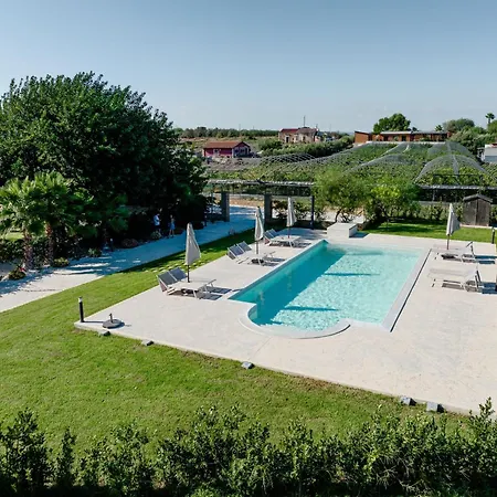 In Mit Terrasse- Gemeinsamem Pool Und Garten By Interhome * Noto