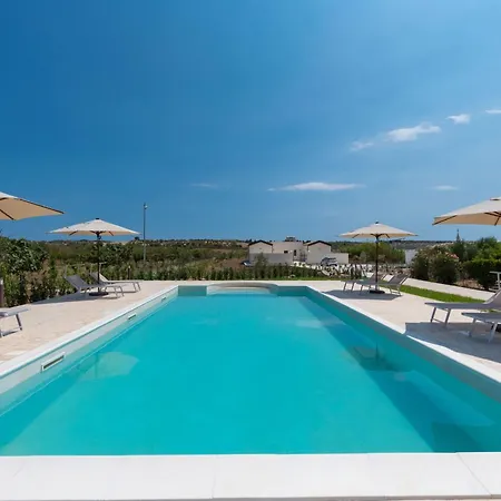 In Mit Terrasse- Gemeinsamem Pool Und Garten By Interhome Daire *