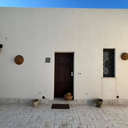 In Mit Terrasse- Gemeinsamem Pool Und Garten By Interhome Noto