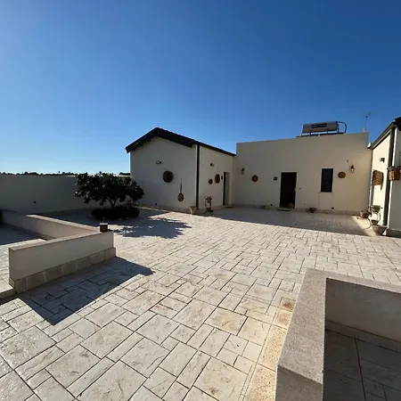 In Mit Terrasse- Gemeinsamem Pool Und Garten By Interhome * Noto