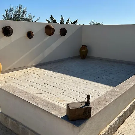 In Mit Terrasse- Gemeinsamem Pool Und Garten By Interhome