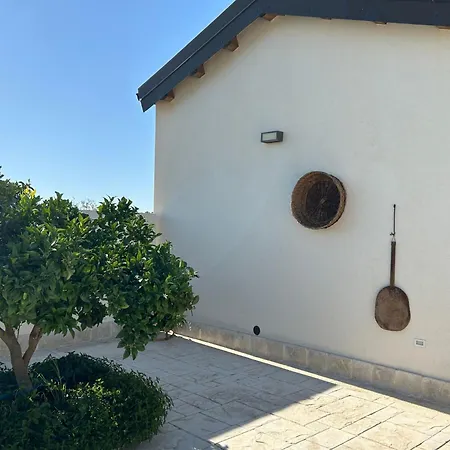 In Mit Terrasse- Gemeinsamem Pool Und Garten By Interhome * Noto