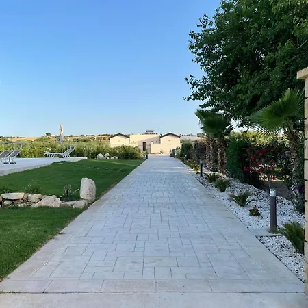 In Mit Terrasse- Gemeinsamem Pool Und Garten By Interhome Daire Noto