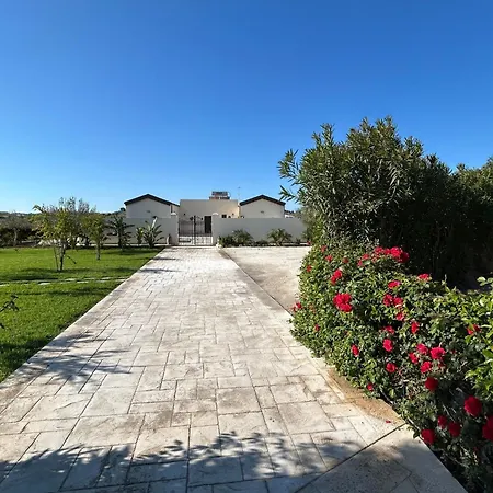 Daire In Mit Terrasse- Gemeinsamem Pool Und Garten By Interhome Noto